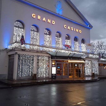 Au Charme Du Lac Espace Bien Etre Et Piscine Chauffe Proche Parc Et Restaurant Du Casino Forges-les-Eaux Luaran gambar